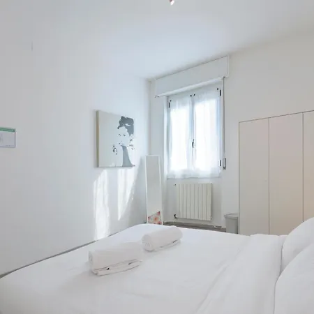White Pearl Bgy Station Апартаменты *