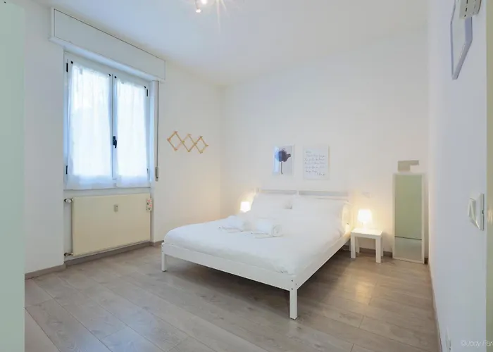 White Pearl Bgy Station Апартаменты